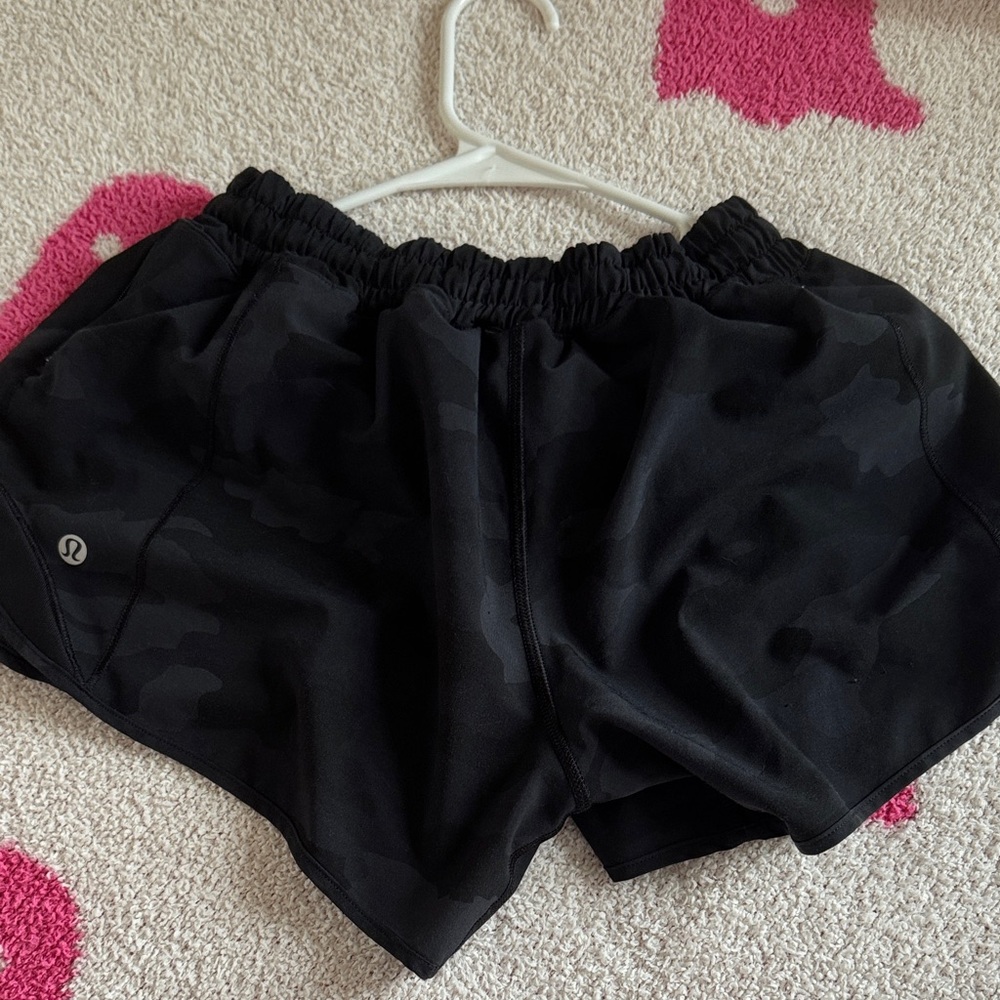 lululemon athletica Camo Black hotty hots size 6 4 inch